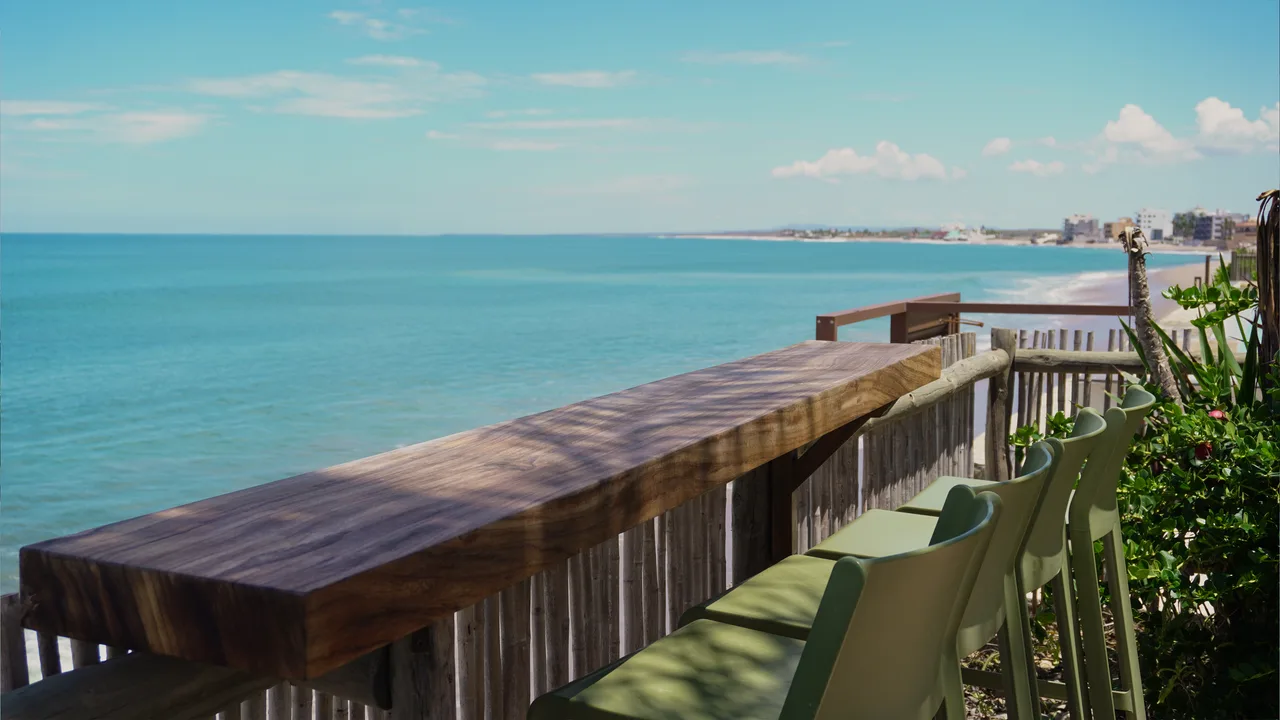 Vista previa de las amenidades de Aldea Ananta: la barra de madera abierta al mar