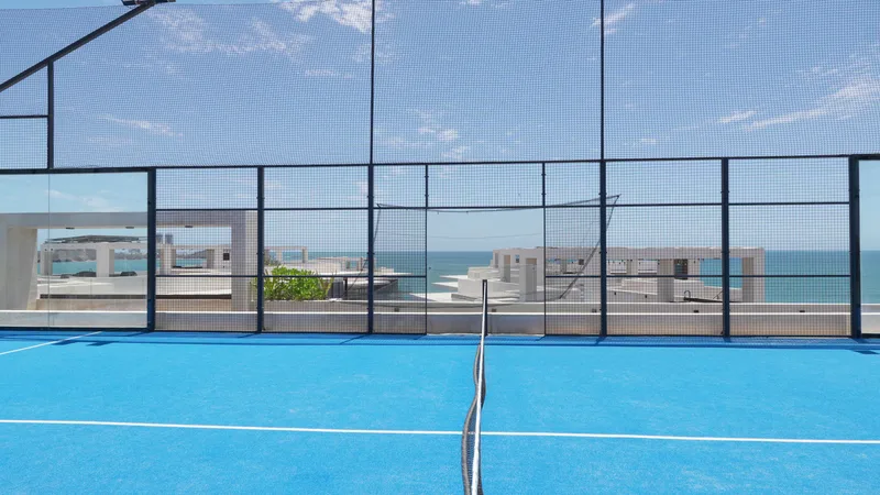 Cancha de pádel Cancha de pádel en el rooftop de Aldea Ananta, con el mar de fondo.