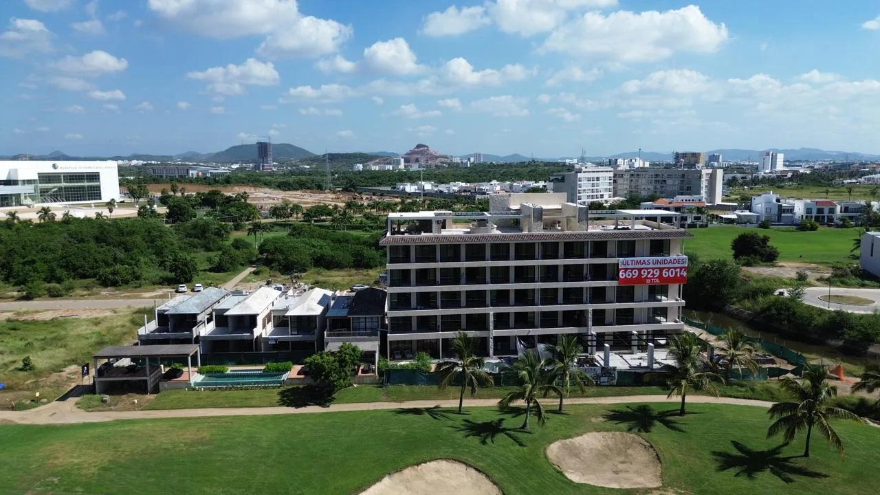 Vista aerea de un desarrollo residencial junto al campo de golf