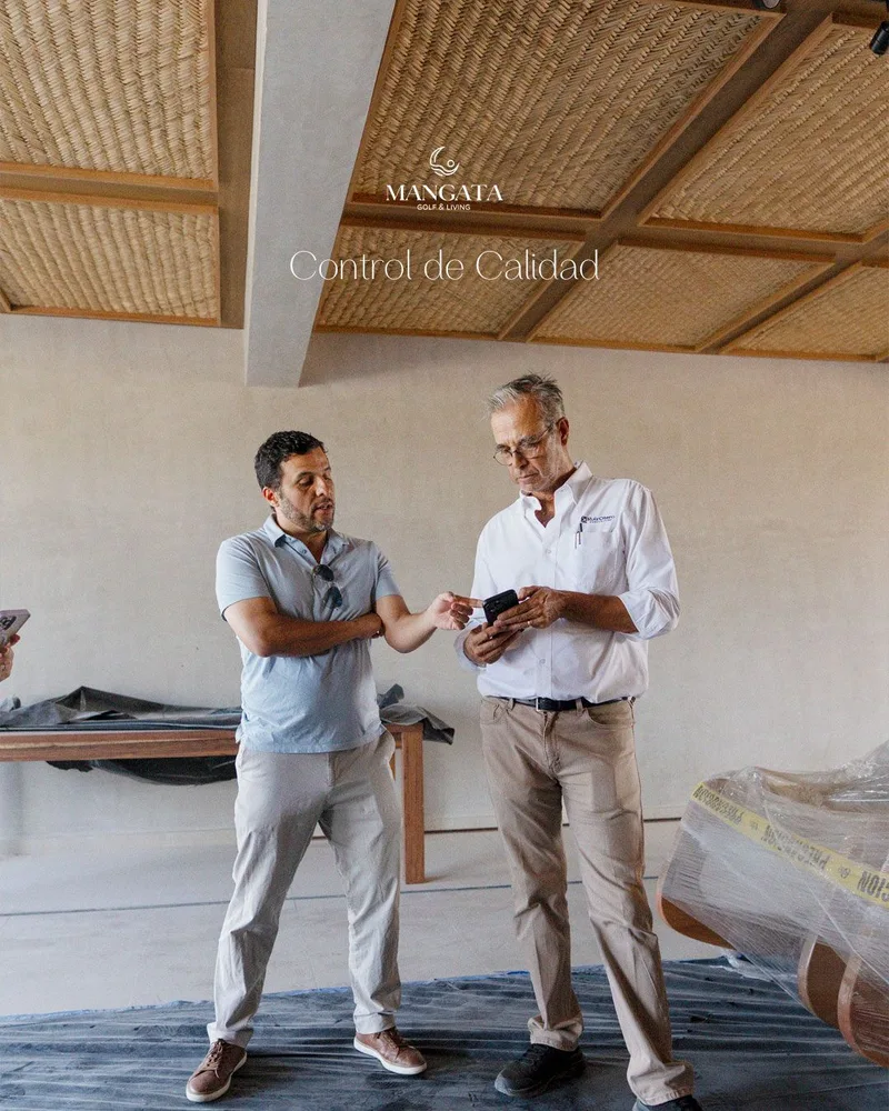 Dos personas revisando un detalle de acabado en obra, bajo el rotulo «Control de calidad»