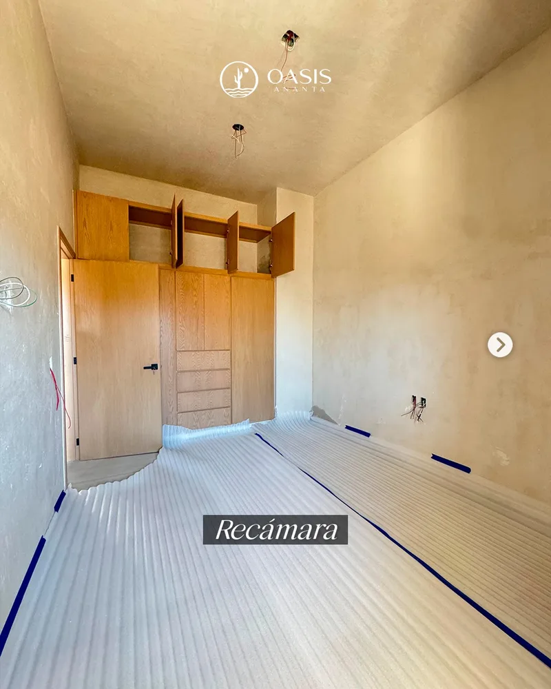 Recamara en obra con el closet de madera ya instalado