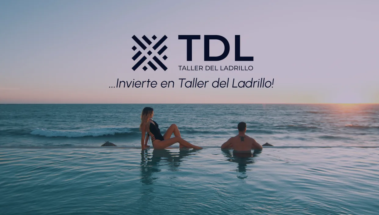 Pareja dentro del mar al atardecer, bajo el logotipo de Taller del Ladrillo y la frase «Invierte en Taller del Ladrillo»