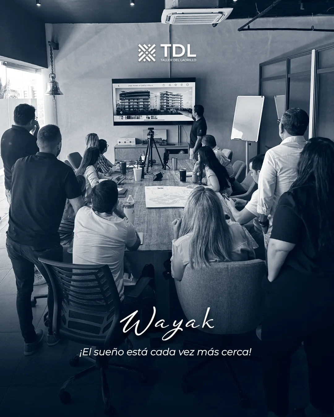 Sala de juntas llena de asistentes durante una presentacion del desarrollo Wayak
