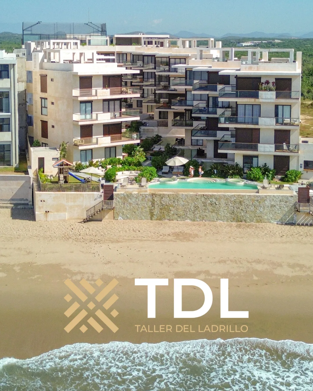 Vista aerea de Aldea Ananta frente a la playa, con el logotipo de Taller del Ladrillo