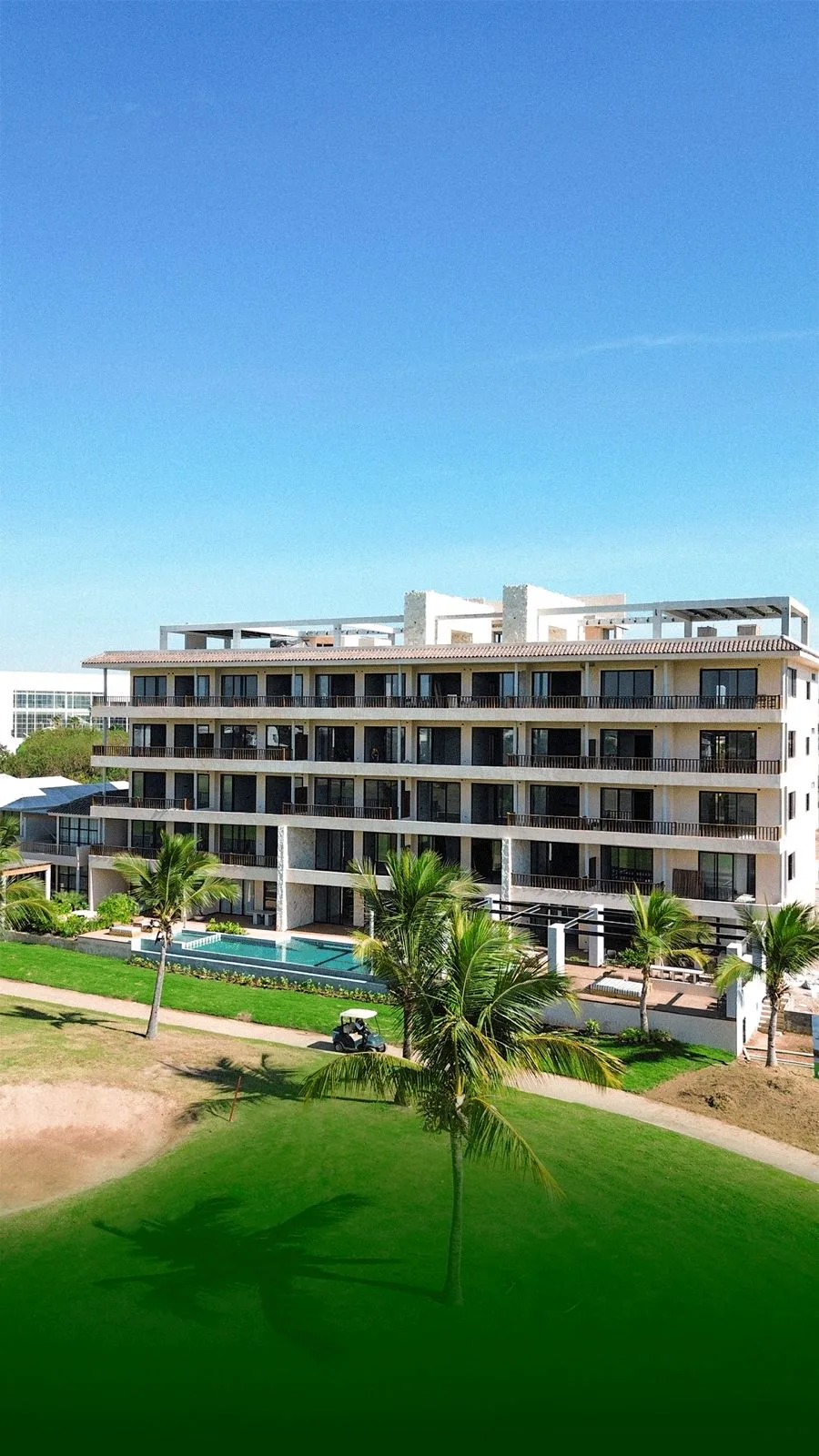 Fachada del edificio de Mangata vista desde el campo de golf