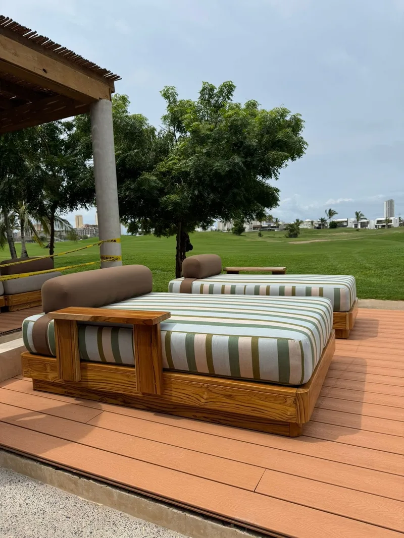 Camastro doble sobre la terraza de madera, frente al campo de golf