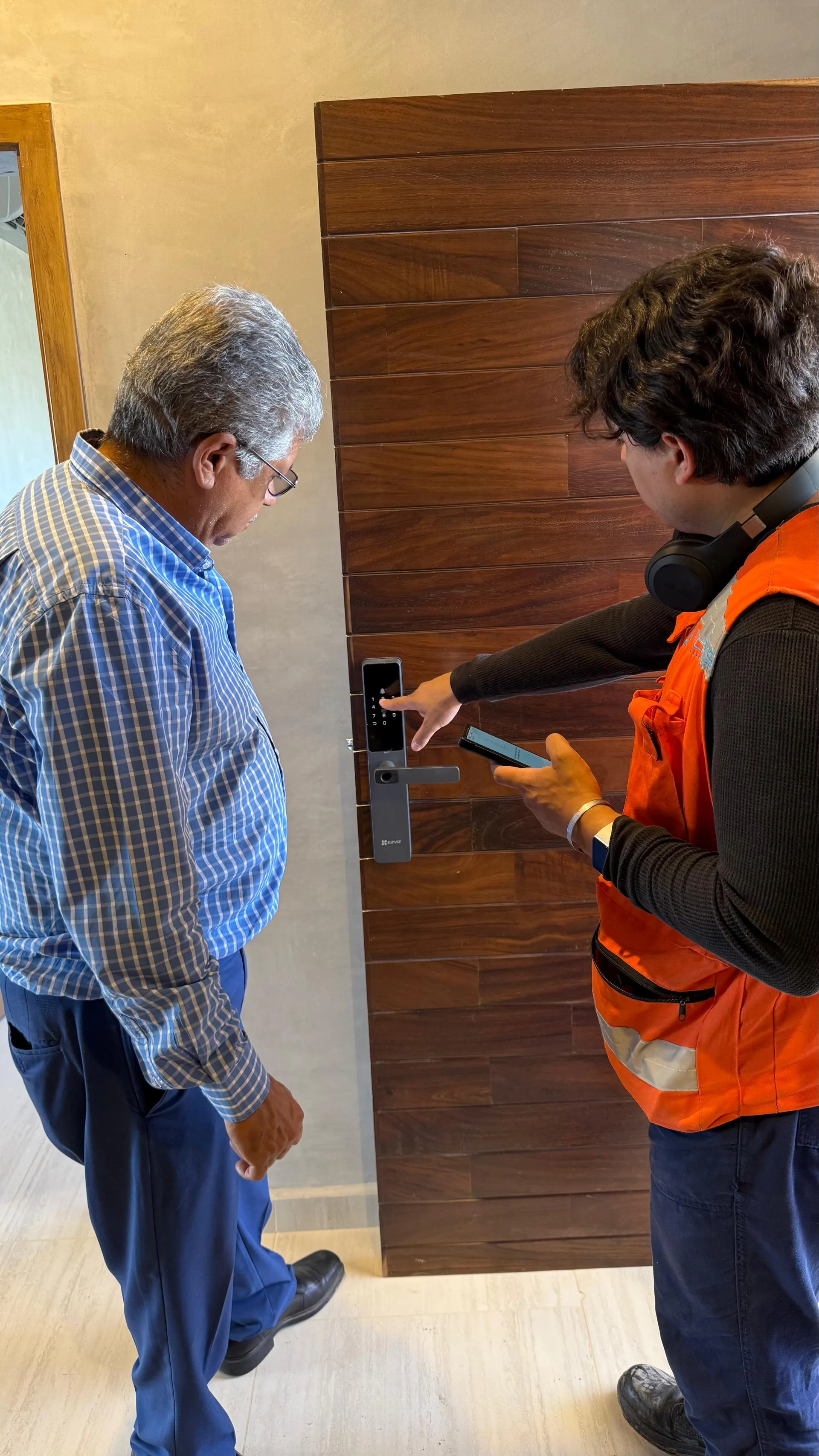 Revision del acceso y la cerradura durante la entrega del departamento