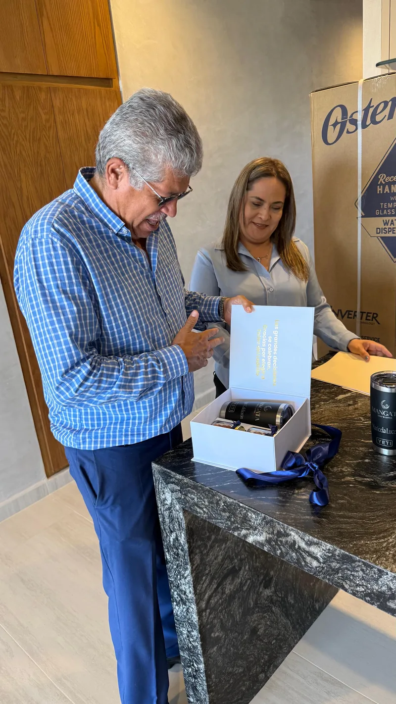 Propietario recibiendo el paquete de bienvenida sobre la barra de la cocina
