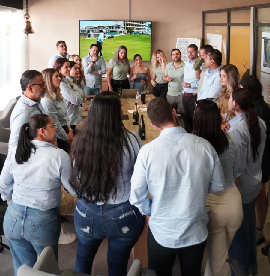 Equipo de Taller del Ladrillo reunido durante una presentacion interna
